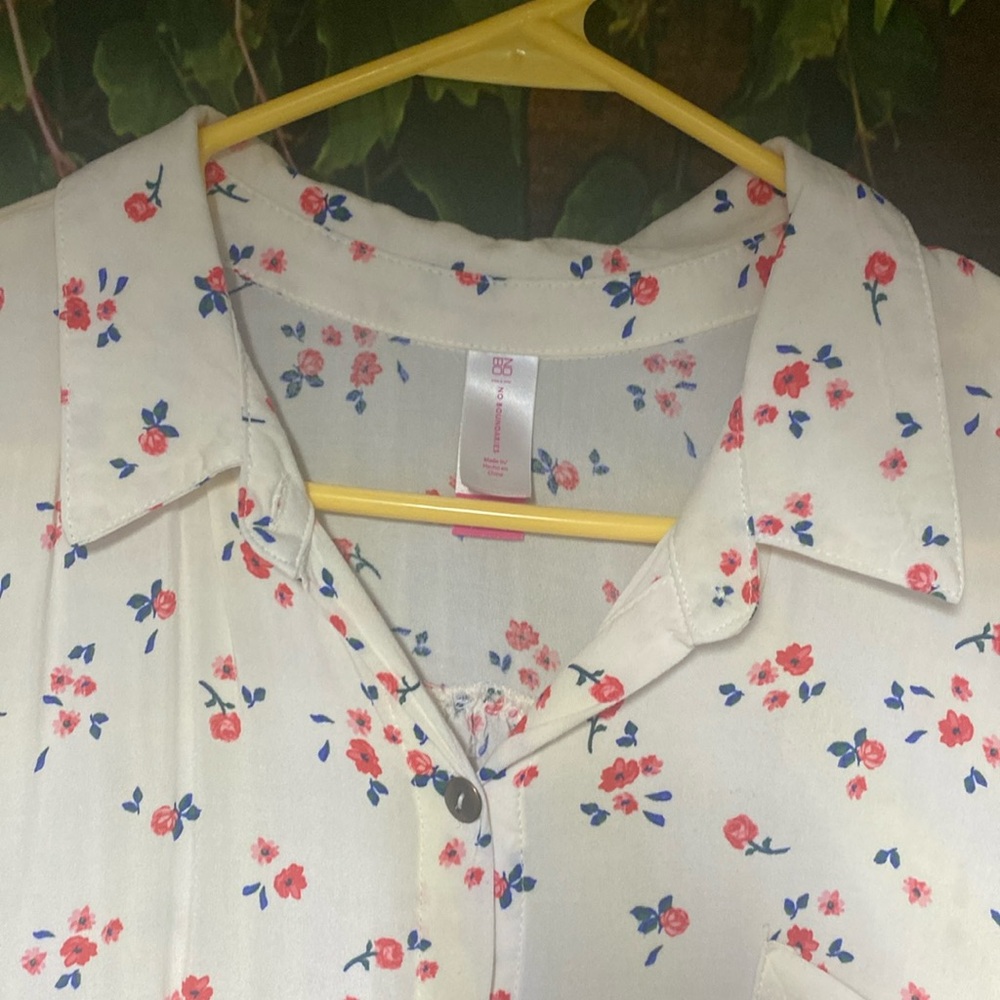 🦋GUC Blouse - Picture 2 of 4